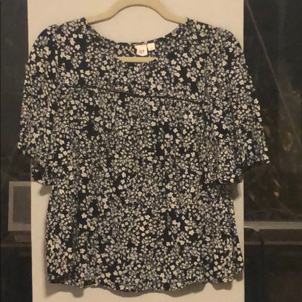 Black and white floral flutter top
